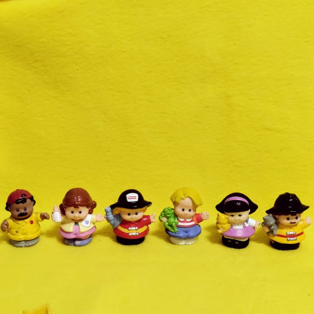 2000 Fisher Price Six Figures Little People Lot
